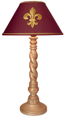 Abat-jour conique avec motif fleur de lys sur pied de lampe en bois tourné